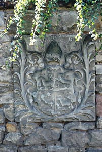 Wappen vom Kloster Berge mit der Jahreszahl 1701 in der Calenberger Friedhofsmauer