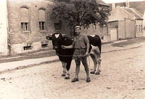 Bauer in Lederhose vor dem alten Pfarrhaus (Bild D.P.)