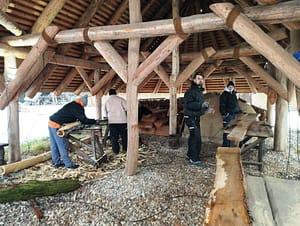 Hier entsteht eine neue, 3 Meter breite Sitzbank für Eltern am Sandkasten