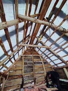 Noch ist das Dach mit einer Plane abgedeckt, aber der Dachstuhl hält!