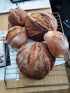 Und wer lieber drin blieb, hat Brot gebacken und Holzscheiben geschliffen