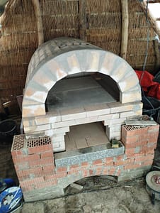 Einen ganz besonders großen Fortschritt gab es aber im Backhaus: Das Gewölbe ist fertig gemauert!