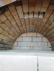 Hier finden in Zukunft zwei Bleche mit Brot Platz. Warum Bleche statt der traditionellen Art? Das liegt daran, dass der Backofen behindertengerecht gebaut wird: die Öffnung ist viel größer und die Bleche können viel besser vorbereitet werden. Zudem kommt es der manchmal nicht ganz so vorhandenen Koordination entgegen, wenn man nicht alle Brote einzeln drehen muss