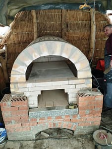 Nun fehlt noch die Hitzeisolation, die Dämmung, der Putz und der Abzug. Alles in allem läuft der Bau aber hervorragend