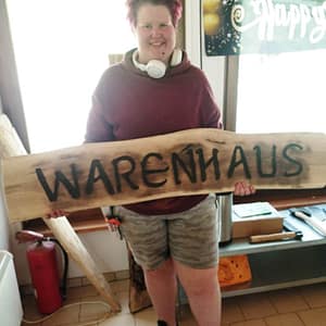 Celinas neues Werk: ein Hinweisschild für den in Kürze eröffnenden Verkaufsstand