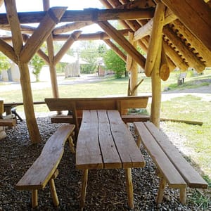 Mike und Wolfgang sind dabei, einheitliche Tische für die Backofenüberdachung herzustellen. Diese werden als Sitzgelegenheit dienen, wenn in Zukunft wieder Schulklassen bei uns einziehen. Herr Tobias Mai fertigt dafür gerade ein Konzept.