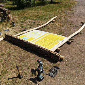 Matze und Semmi arbeiten derweil die Infotafeln auf.