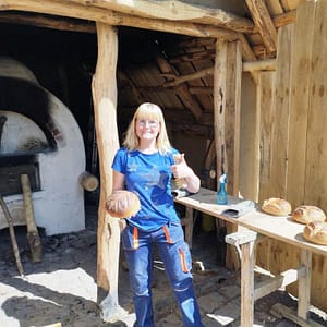 Melissa lernt fleißig neue Rezepte und hat ihren ersten eigenen Kuchenteig hergestellt.