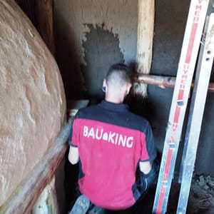 Parallel verputzt Steven noch die Innenwände mit Lehm.