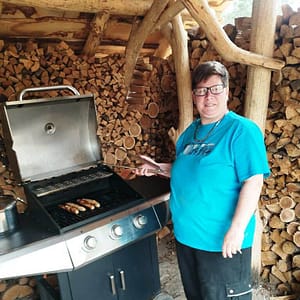 Sarah fuchst sich auch langsam ins Bratwurstgrillen ein.