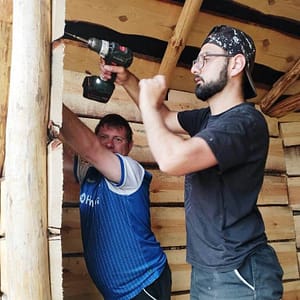 Die Innenverkleidung des künftigen Warenhauses wurde selbstständig von Semmi und Kevin beplankt. Steven kümmert sich derweil um den Lehmputz.