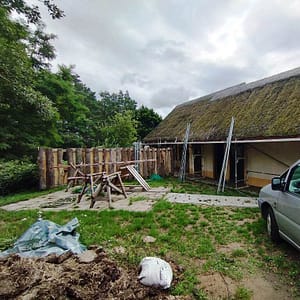 Eine Dachdeckerfirma beginnt mit dem Gerüstbau ,,,