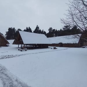 Auch die ersten Besucher waren schon da und haben sich im verschneiten Dorf umgesehen.