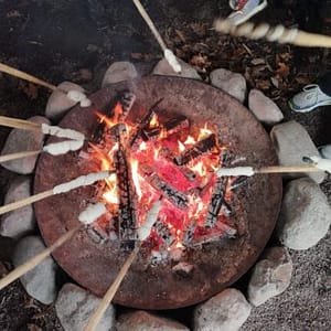 Geduldig beim Stockbrotbacken