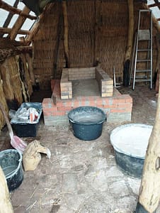 Das etwas mildere Wetter ließ es zu, dass weiter am Backofen gemauert werden konnte.