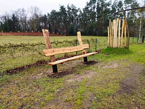 Eine Familienbank wird demnächst mit Wegweisern bestückt.