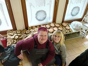 Selina und Melissa arbeiten fleißig für die Töpferwerkstatt: die angefertigten Baumscheiben dienen später als Unterlage für Kleinkunst.