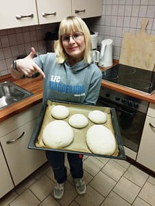 Nebenbei bäckt Melissa Roggenbrote.