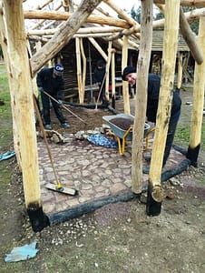 Umso fotogener präsentiert sich Kevin. Zur Zeit liefert er den Kies für die Pflasterarbeiten am Verkaufsstand. Das Material wurde von Günther Floßmann gesponsort.