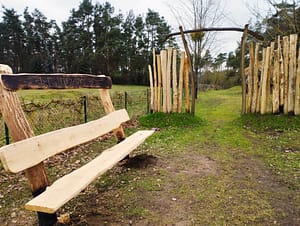 Bianca hat fleißig geübt und ein Rundgangs-Schild ausgefräst. Es ziert nun die Familienbank am Sandkasten.