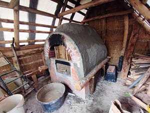 Der Backofen hat seine Isolation und einen Kalkputz erhalten