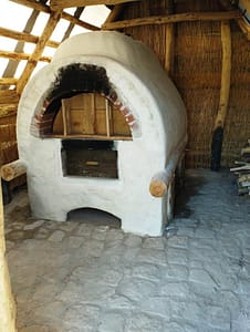 Der Backofen ist so gut wie fertig - sieht fast aus wie in einer Pizzeria