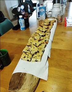 Selbstgemachtes Kuchenbrett & selbstgebackener Kuchen