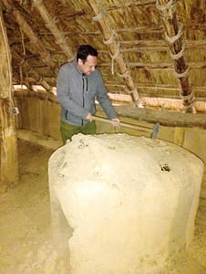 Am Wochenende haben Herr Weißbrenner und Marcus Reuther angefangen, das Linienbandkeramikhaus herzurichten