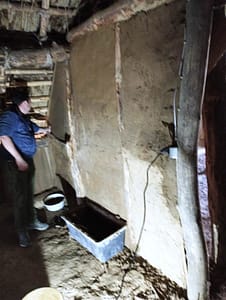 Weißbrenner demonstriert hier eindrücklich, wie glatt und gerade man mit der alten Technik Lehmwände verputzen konnte