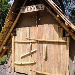 Die Front des Backhauses wurde mit Griffen und einem Riegel ausgestattet. Im Übrigen läuft der Brotverkauf auch sehr gut an.