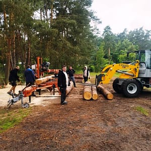 Diesmal packen wir mit vier  Beschäftigten, Radlader-Andreas (nicht im Bild) und Säge-Enrico an - über 3 Tage Schwerstarbeit für unsere starken Männer! Im Endergebnis steht ein Riesenvorrat an Bohlen für Häuserwände, Bedachungen und neue Sitzmöbel, sowie Tische!