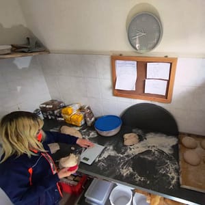 Parallel bedienen wir auch die mittlerweile immer zahlreicher werdenden Bestellungen der "Randauer Kruste" - Melissa weiß, wie's geht.