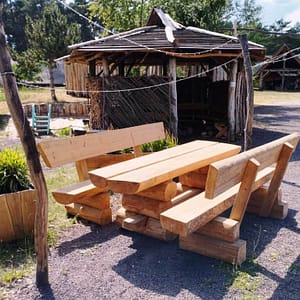 Nun schmückt auch eine massive Sitzgarnitur unseren Vorplatz, wo diese Woche erstmalig unsere neue kulinarische Entwicklung feilgeboten wurde: eine Brotzeit!