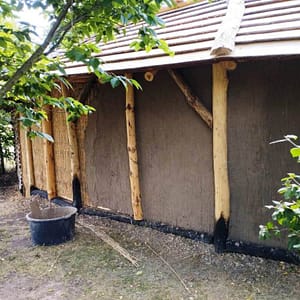 Es wird nicht nur beplankt, sondern gleich ordentlich lehmverputzt