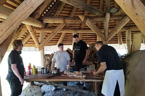 50 Kinder aus Westerhüsen im Steinzeitdorf...