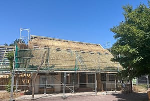 Mit den Arbeiten am Dach des Wirtschaftsgebäudes geht es gut voran.