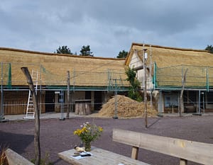 … und auch das Dach des Wirtschaftsgebäudes nimmt Gestalt an