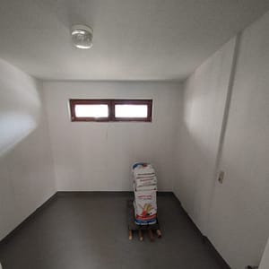 Die Gärstube nimmt nun langsam auch Gestalt an. Hier entsteht demnächst eine Arbeitsfläche und eine Kühlmöglichkeit. Der durch die Pfeifferschen Stiftungen finanzierte Kühlschrank wurde bereits geliefert und wartet nur auf die Fütterung.