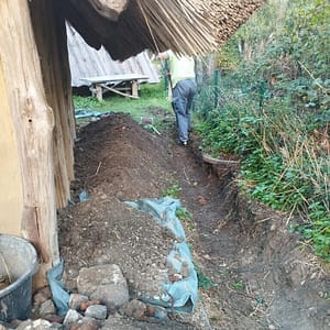 Als neues Projekt wird der rückwärtige Bereich hinter dem Töpferhaus aufgegraben, um ein Erdkabel verlegen zu können. Dadurch bekommt das Backhaus Licht.