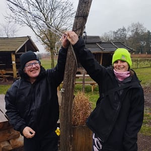 Martin und Nicole ziehen unsere neue Lichterkette fest