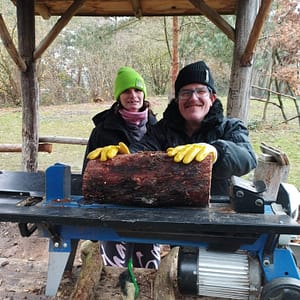 Für die Feuerkörbe brauchen wir auch reichlich Brennholz