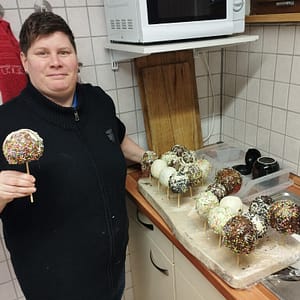 Sahra testet schon mal die Bratäpfel
