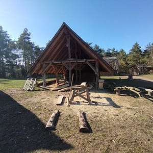 Im Zentrum des Dorfes wird fleißig geschliffen und gespalten - hier kommen die Bohlen und Rundhölzer für die Brücke und die Zäune her.