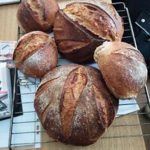 Und wer lieber drin blieb, hat Brot gebacken und Holzscheiben geschliffen